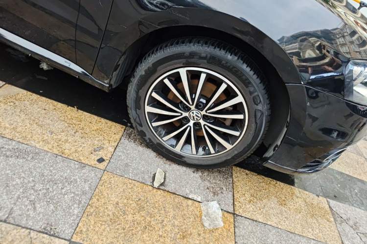 Used Volkswagen Lavida 2013 Revised Version 1.4 TSI DSG Luxury Edition Right Front Wheel Hub
