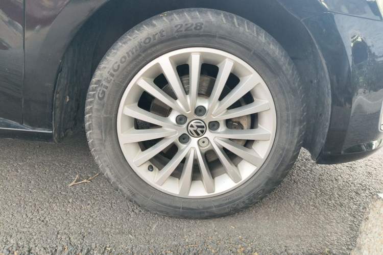 Used Volkswagen Lavida 2013 Revised Version 1.6L Automatic Luxury Edition Right Front Wheel Hub