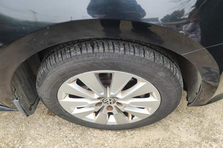 Used Volkswagen Lavida 2013 Restyled Classic 1.6L Manual Comfort Edition Right Front Wheel Hub