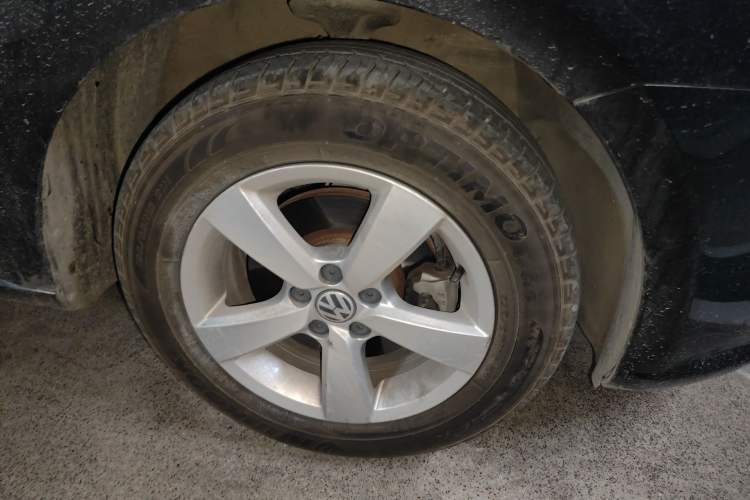 Used Volkswagen Lavida 2013 Revised Classic 1.6L Automatic Fashion Edition Right Front Wheel Hub
