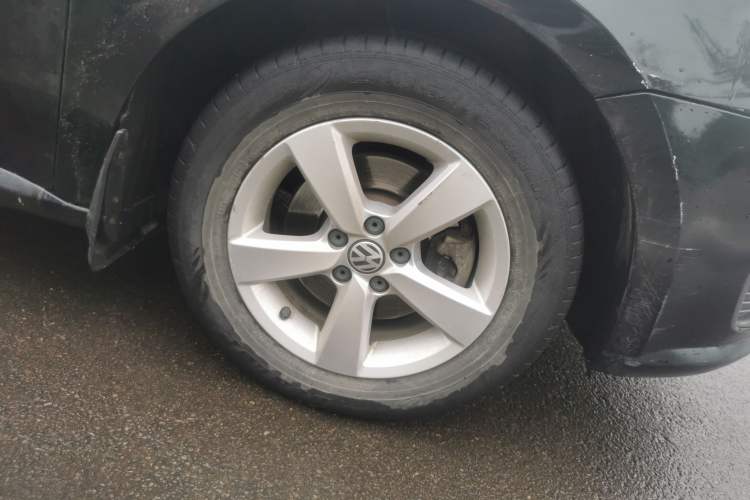 Used Volkswagen Lavida 2013 Revised Classic 1.6L Manual Fashion Edition Right Front Wheel Hub