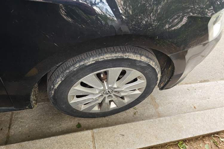 Used Volkswagen Lavida 2013 Restyled Classic 1.6L Manual Comfort Edition Right Front Wheel Hub