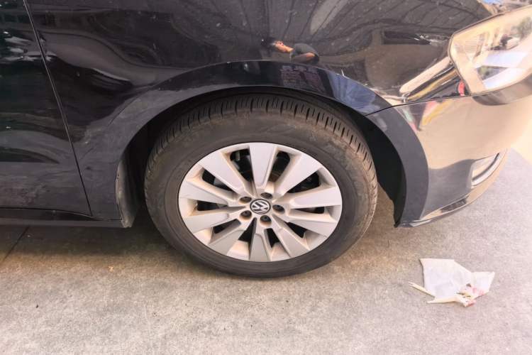 Used Volkswagen Lavida 2013 1.6L Automatic Comfort Edition Right Front Wheel Hub