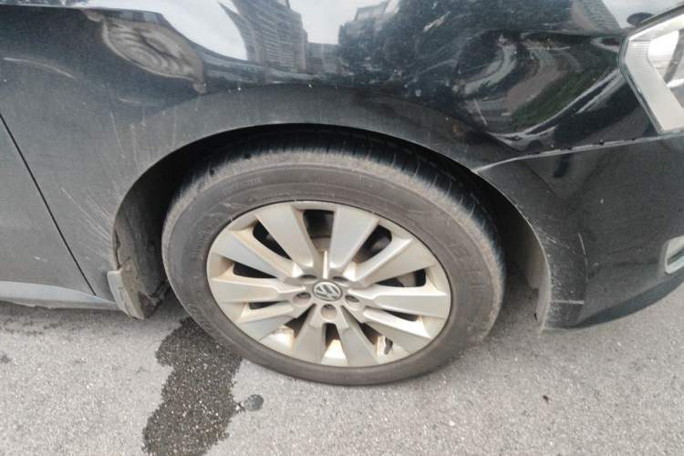 Used Volkswagen Lavida 2013 Restyled Classic 1.6L Manual Comfort Edition Right Front Wheel Hub