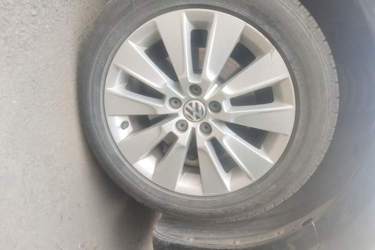 Used Volkswagen Lavida 2013 1.4TSI DSG Comfort Edition Right Front Wheel Hub