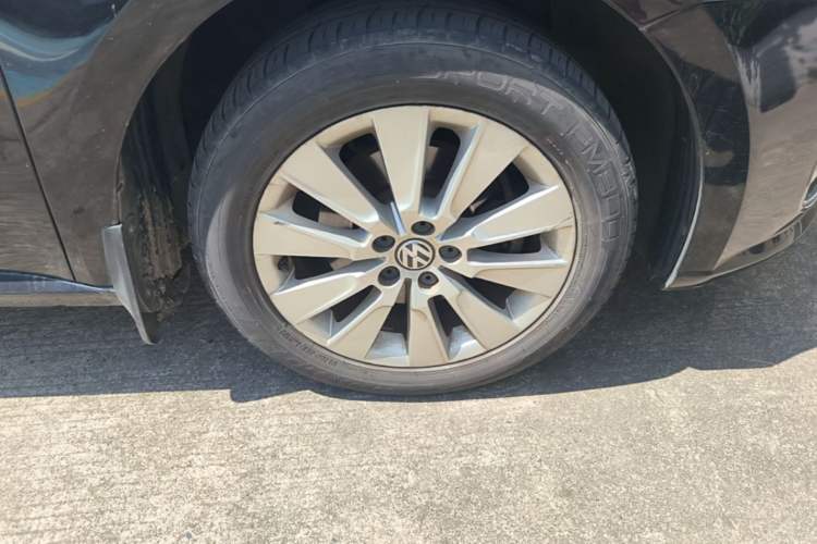 Used Volkswagen Lavida 2013 1.6L Automatic Comfort Edition Right Front Wheel Hub