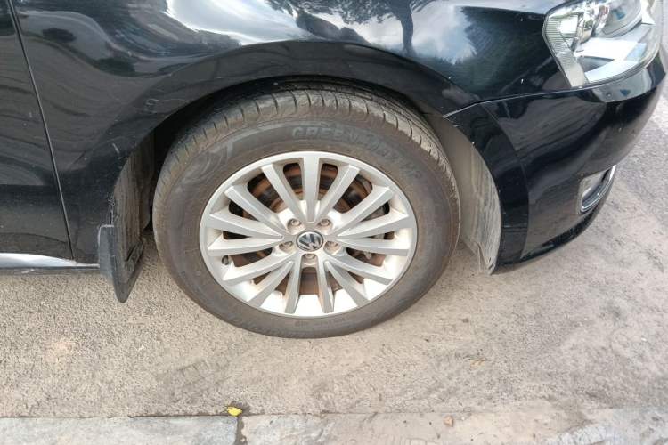 Used Volkswagen Lavida 2013 Revised Version 1.6L Automatic Luxury Edition Right Front Wheel Hub