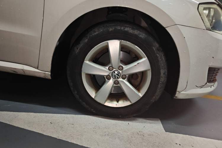 Used Volkswagen Lavida 2013 Revised Classic 1.6L Manual Fashion Edition Right Front Wheel Hub