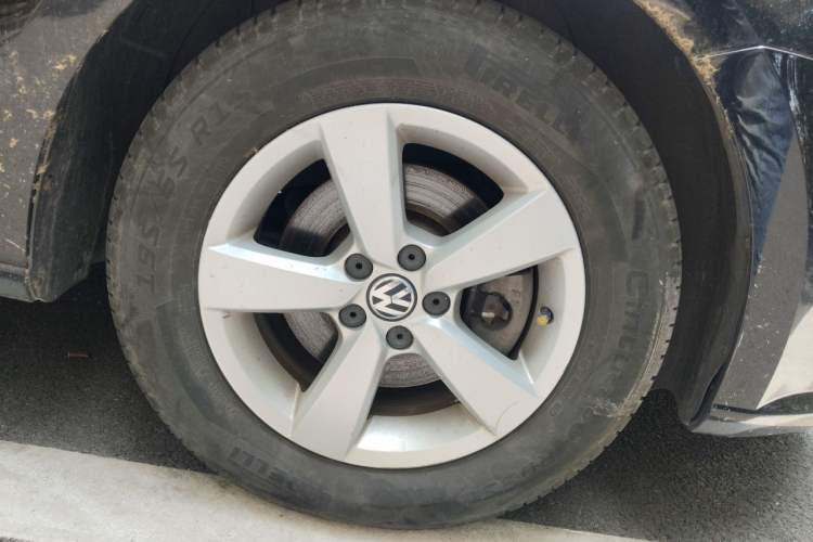 Used Volkswagen Lavida 2013 Revised Classic 1.6L Automatic Fashion Edition Right Front Wheel Hub