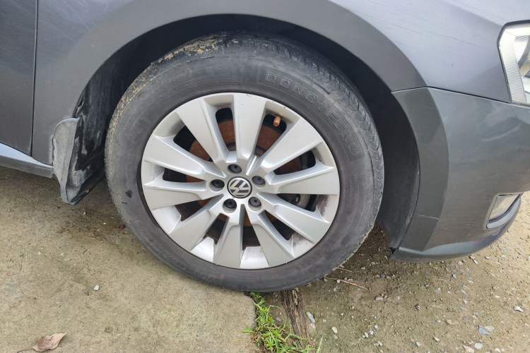 Used Volkswagen Lavida 2013 Restyled Classic 1.6L Manual Comfort Edition Right Front Wheel Hub