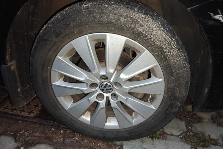 Used Volkswagen Lavida 2013 1.6L Automatic Comfort Edition Right Front Wheel Hub