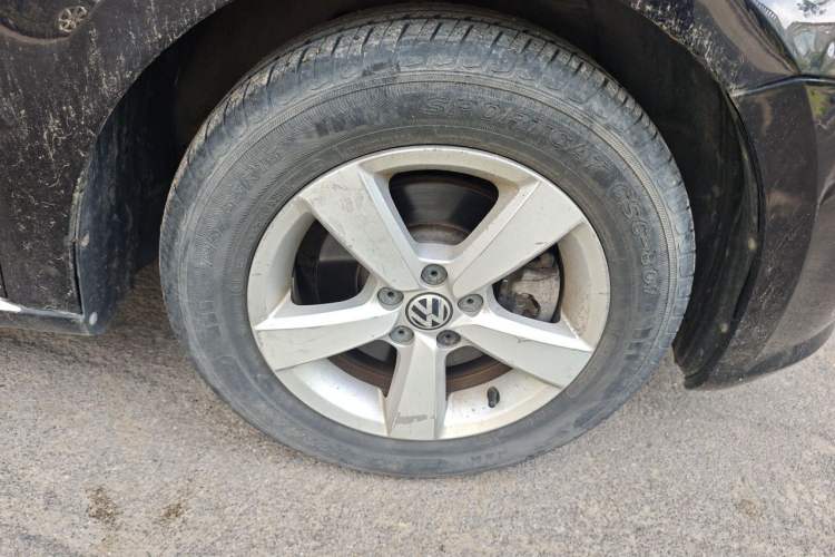 Used Volkswagen Lavida 2013 Revised Classic 1.6L Automatic Fashion Edition Right Front Wheel Hub