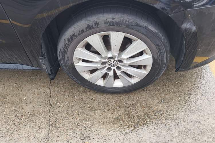 Used Volkswagen Lavida 2013 1.6L Automatic Comfort Edition Right Front Wheel Hub