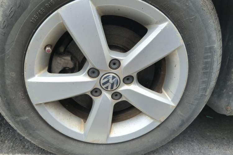 Used Volkswagen Lavida 2013 1.6L Automatic Fashion Edition Right Front Wheel Hub