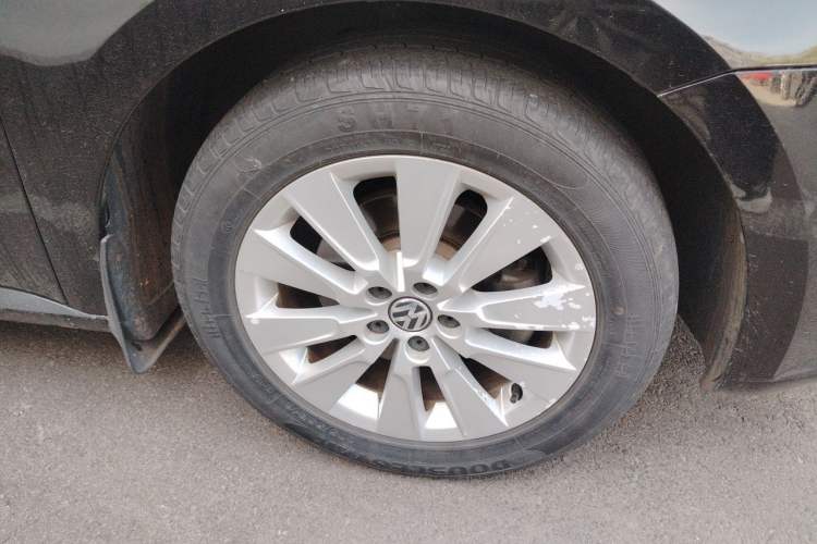 Used Volkswagen Lavida 2013 Restyled Classic 1.6L Manual Comfort Edition Right Front Wheel Hub