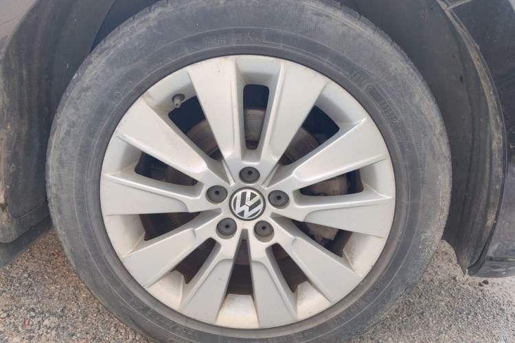 Used Volkswagen Lavida 2013 Restyled Classic 1.6L Manual Comfort Edition Right Front Wheel Hub