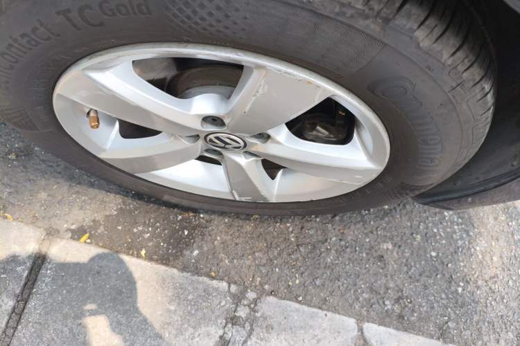 Used Volkswagen Lavida 2013 Revised Classic 1.6L Automatic Fashion Edition Right Front Wheel Hub