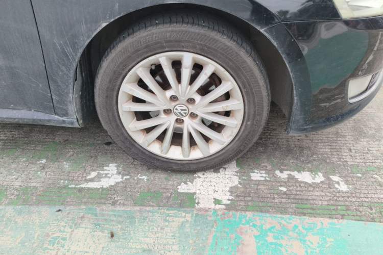 Used Volkswagen Lavida 2013 1.4 TSI DSG Luxury Navigation Edition Right Front Wheel Hub