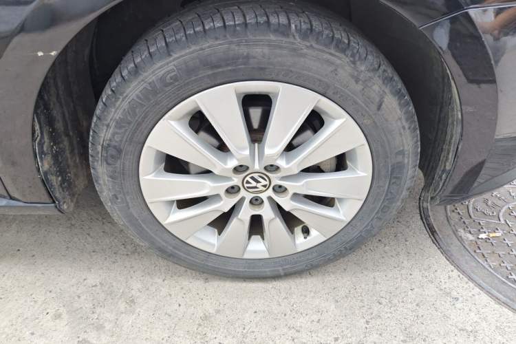 Used Volkswagen Lavida 2013 Restyled Classic 1.6L Manual Comfort Edition Right Front Wheel Hub