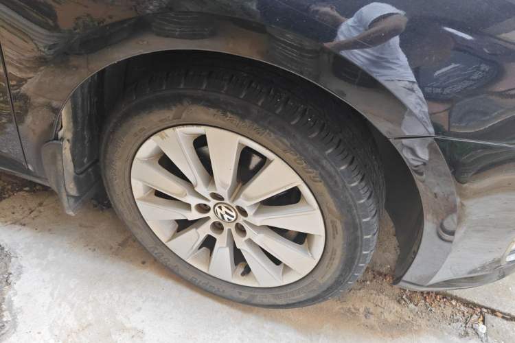 Used Volkswagen Lavida 2013 Restyled Classic 1.6L Manual Comfort Edition Right Front Wheel Hub