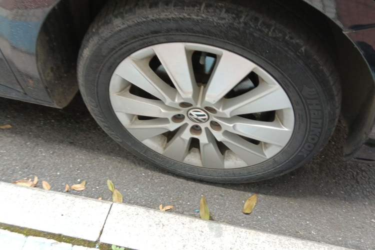 Used Volkswagen Lavida 2013 Restyled Classic 1.6L Manual Comfort Edition Right Front Wheel Hub
