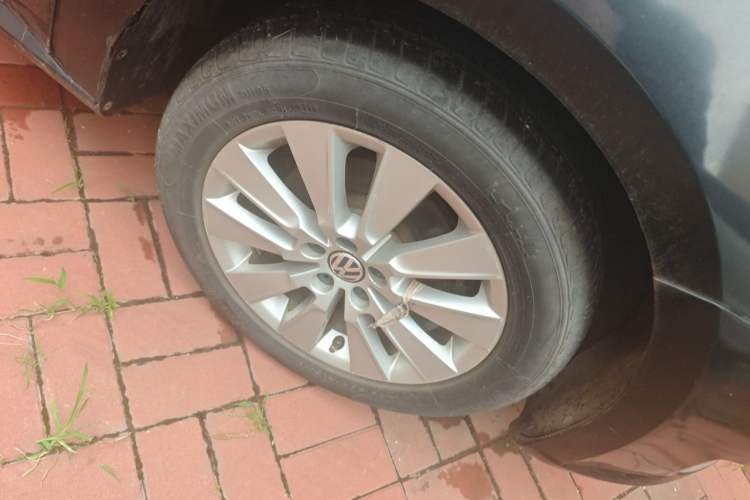 Used Volkswagen Lavida 2013 Restyled Classic 1.6L Manual Comfort Edition Right Front Wheel Hub