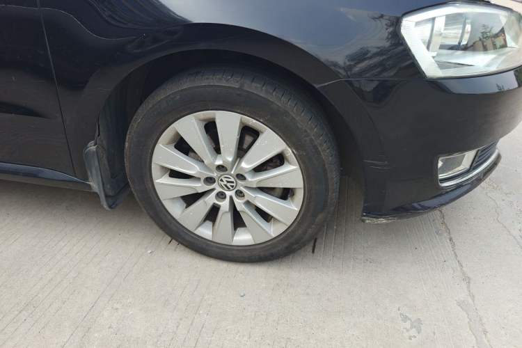 Used Volkswagen Lavida 2013 Restyled Classic 1.6L Manual Comfort Edition Right Front Wheel Hub