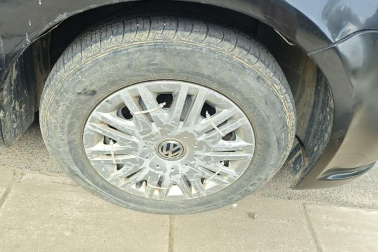Used Volkswagen Lavida 2013 Classic 1.6L Automatic Fashion Edition Right Front Wheel Hub