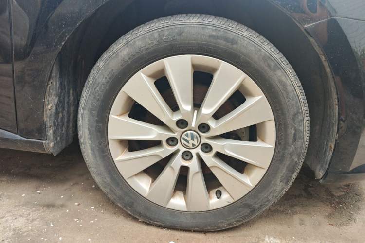 Used Volkswagen Lavida 2013 1.4TSI Manual Comfort Edition Right Front Wheel Hub