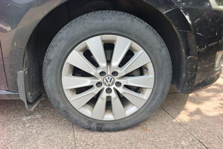 Used Volkswagen Lavida 2013 Restyled Classic 1.6L Manual Comfort Edition Right Front Wheel Hub