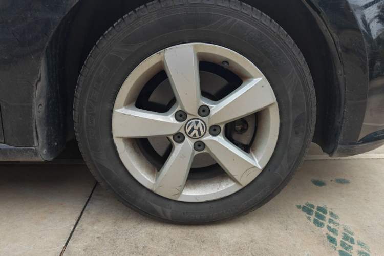 Used Volkswagen Lavida 2013 Revised Classic 1.6L Automatic Fashion Edition Right Front Wheel Hub