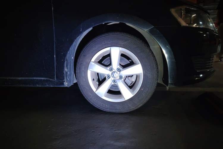 Used Volkswagen Lavida 2013 Revised Classic 1.6L Manual Fashion Edition Right Front Wheel Hub