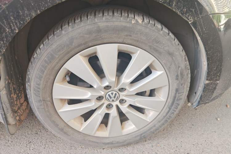 Used Volkswagen Lavida 2013 1.4TSI Manual Comfort Edition Right Front Wheel Hub