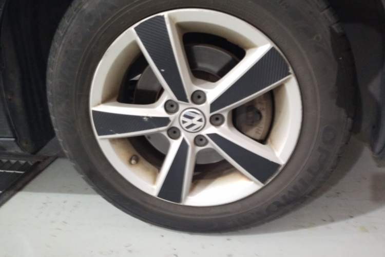 Used Volkswagen Lavida 2013 1.6L Automatic Comfort Edition Right Front Wheel Hub