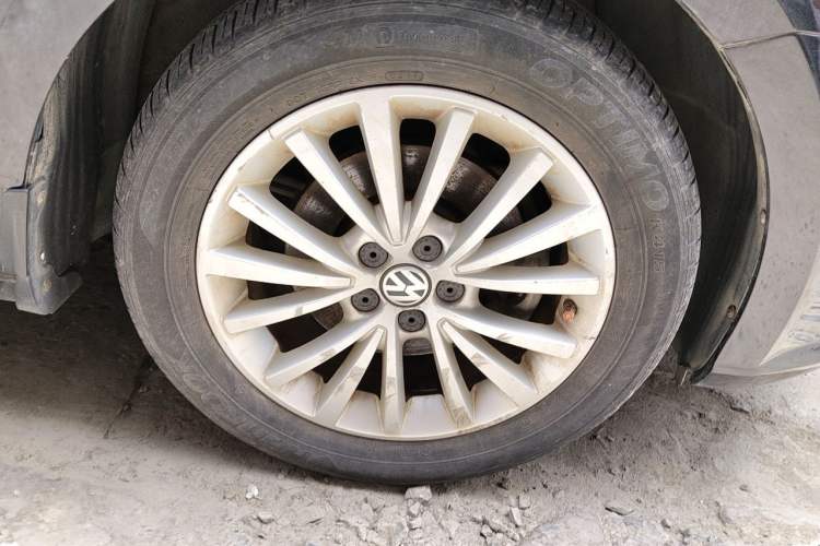 Used Volkswagen Lavida 2013 1.4 TSI Manual Luxury Edition Right Front Wheel Hub