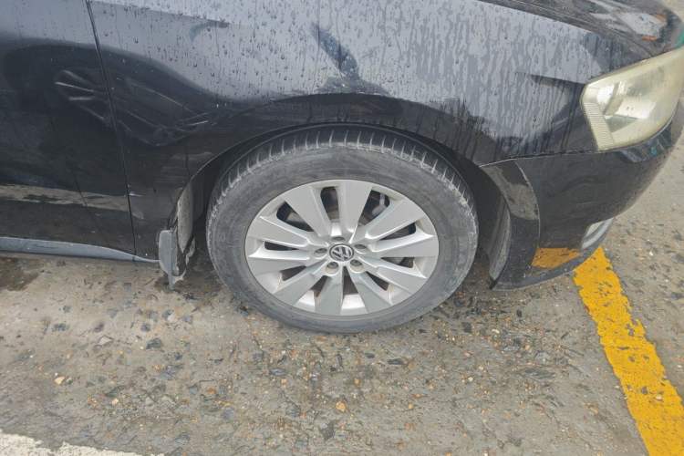 Used Volkswagen Lavida 2013 1.4TSI Manual Comfort Edition Right Front Wheel Hub