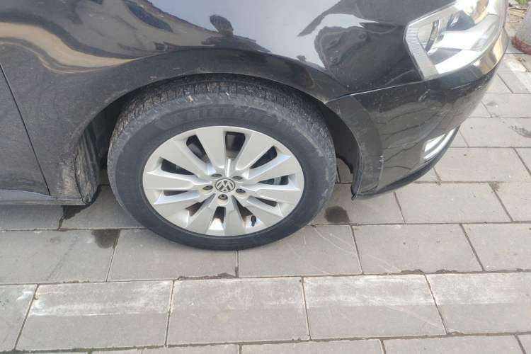 Used Volkswagen Lavida 2013 1.6L Manual Comfort Edition Right Front Wheel Hub
