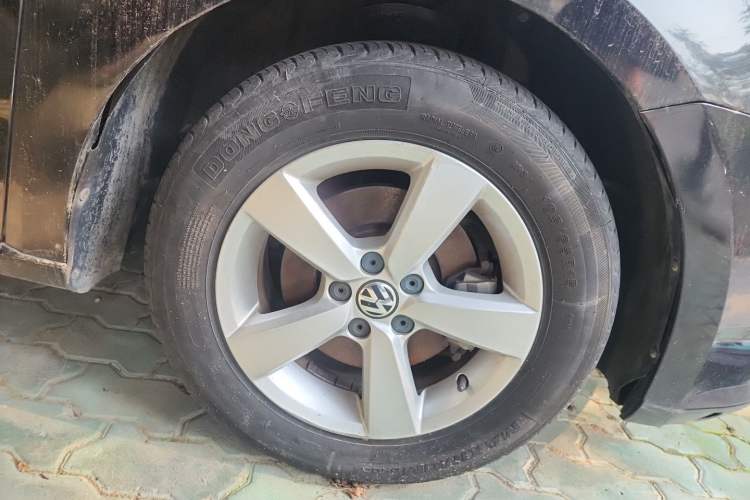 Used Volkswagen Lavida 2013 Revised Classic 1.6L Automatic Fashion Edition Right Front Wheel Hub