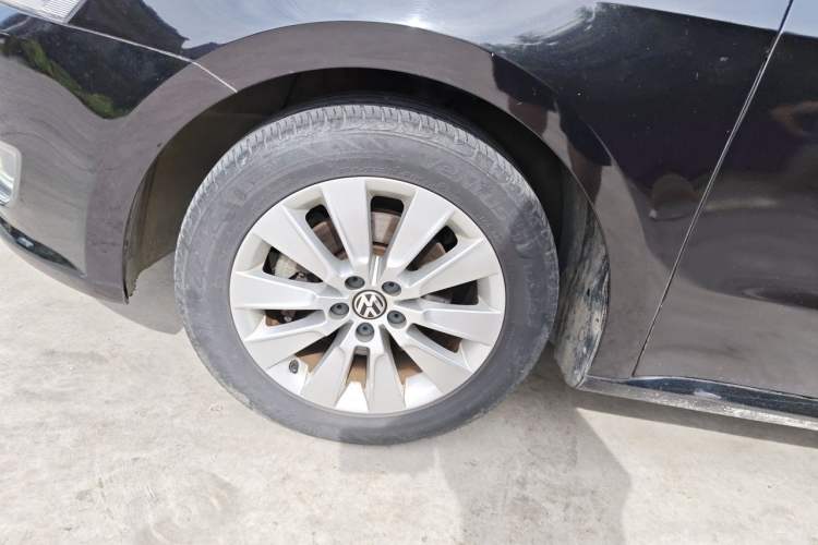 Used Volkswagen Lavida 2013 Restyled Classic 1.6L Manual Comfort Edition Right Front Wheel Hub