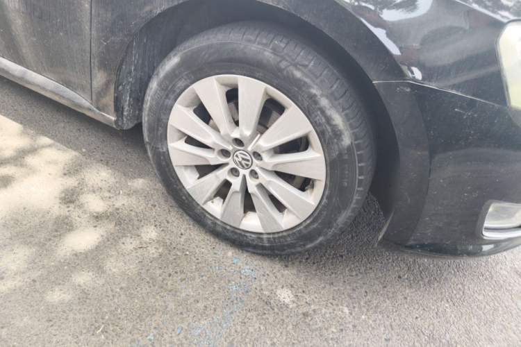Used Volkswagen Lavida 2013 Restyled Classic 1.6L Manual Comfort Edition Right Front Wheel Hub