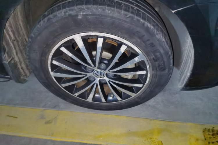 Used Volkswagen Lavida 2013 1.6L Automatic Comfort Edition Right Front Wheel Hub