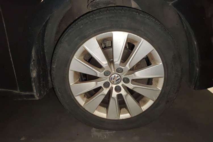 Used Volkswagen Lavida 2013 Revised Version 1.4 TSI DSG Comfort Edition Right Front Wheel Hub