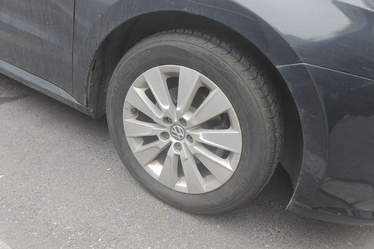 Used Volkswagen Lavida 2013 1.4TSI DSG Comfort Edition Right Front Wheel Hub