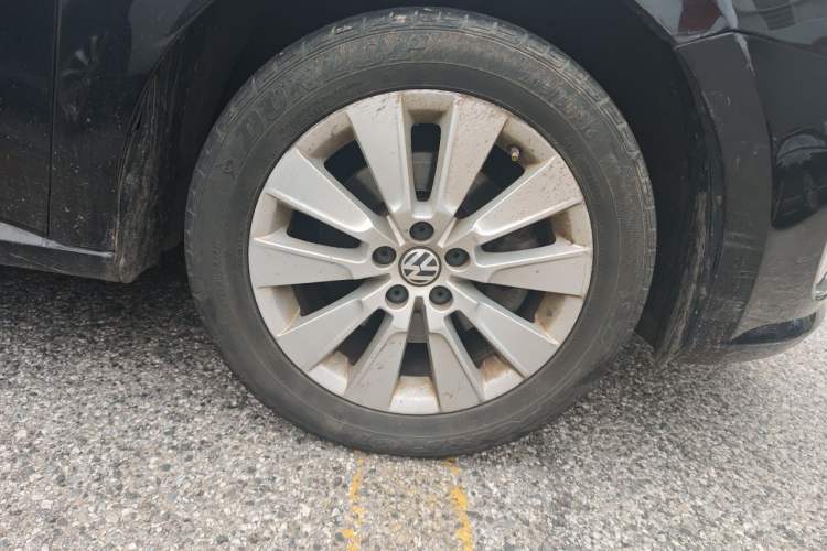 Used Volkswagen Lavida 2013 Restyled Classic 1.6L Automatic Comfort Edition Right Front Wheel Hub