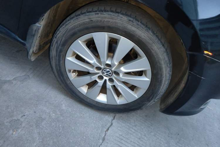 Used Volkswagen Lavida 2013 1.6L Automatic Comfort Edition Right Front Wheel Hub