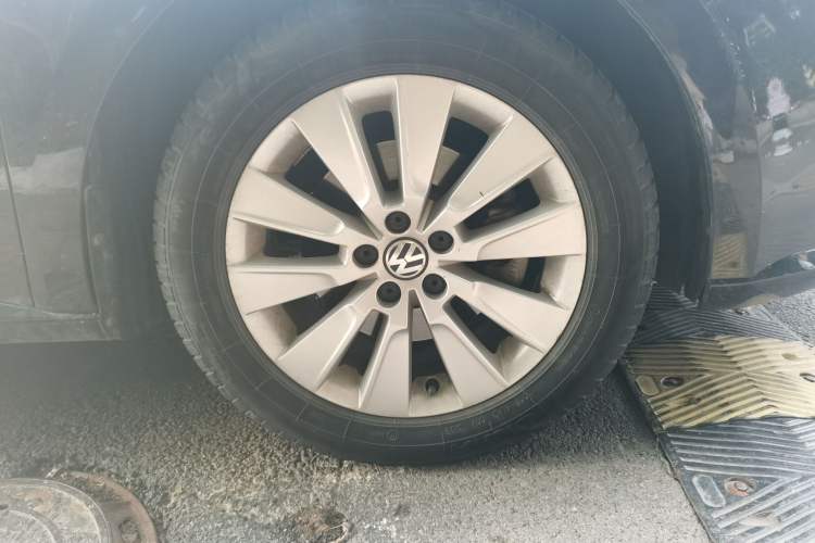 Used Volkswagen Lavida 2013 Restyled Classic 1.6L Manual Comfort Edition Right Front Wheel Hub