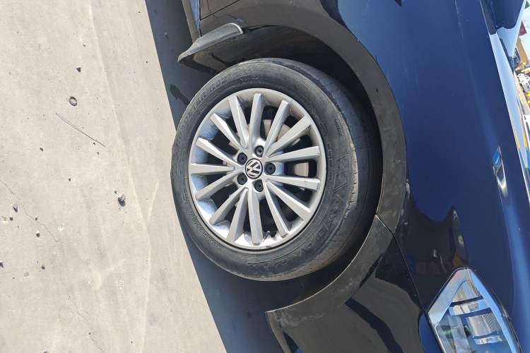 Used Volkswagen Lavida 2013 1.4 TSI Manual Luxury Edition Right Front Wheel Hub