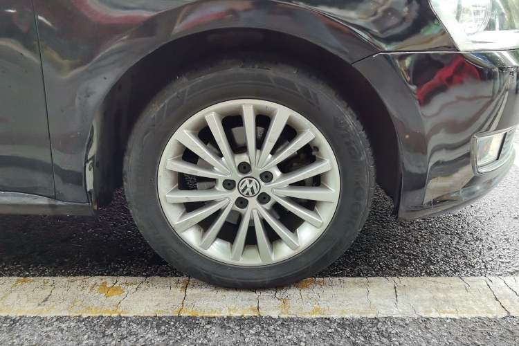 Used Volkswagen Lavida 2013 1.4TSI DSG Luxury Edition Right Front Wheel Hub