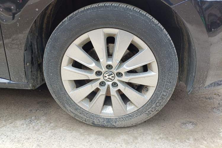 Used Volkswagen Lavida 2013 Restyled Classic 1.6L Manual Comfort Edition Right Front Wheel Hub
