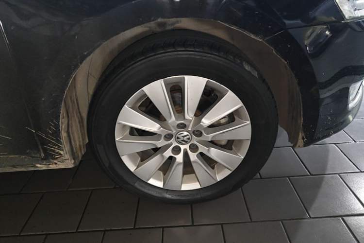 Used Volkswagen Lavida 2013 1.6L Manual Comfort Edition Right Front Wheel Hub